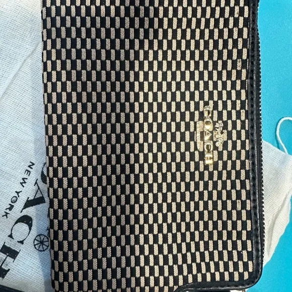 NWT COACH SINGLE CORNER ZIP WRISTLET MILK/BLACK LEGACY JACQUARD 13311 - Picture 4 of 15